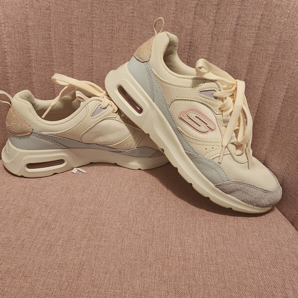 Skechers Cream and Gray Sneakers with Retro-Inspired Design